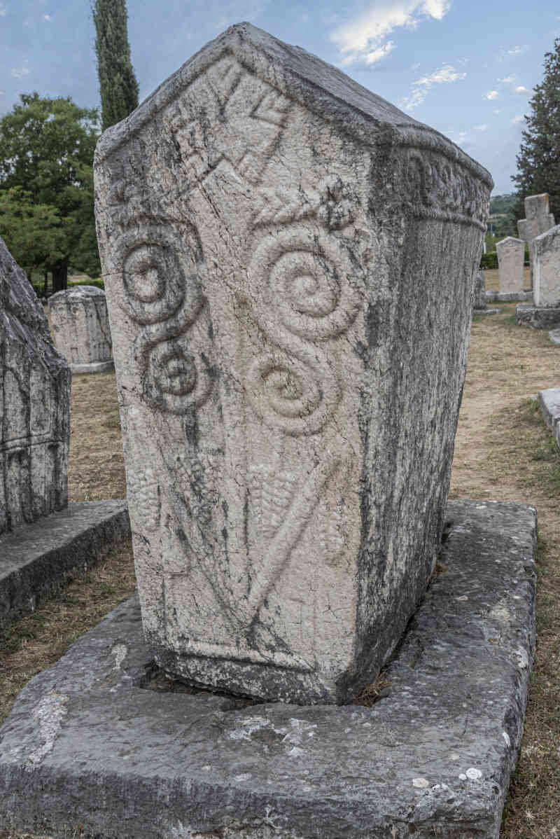 Bosnia y Herzegovina - Stolac - necrópolis de Radimlja - tumbas Stecci 24.jpg